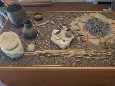 Qui sono anche presenti una serie di utensili appartenuti a uomini del Neolitico che hanno vissuto all�interno del Pulo